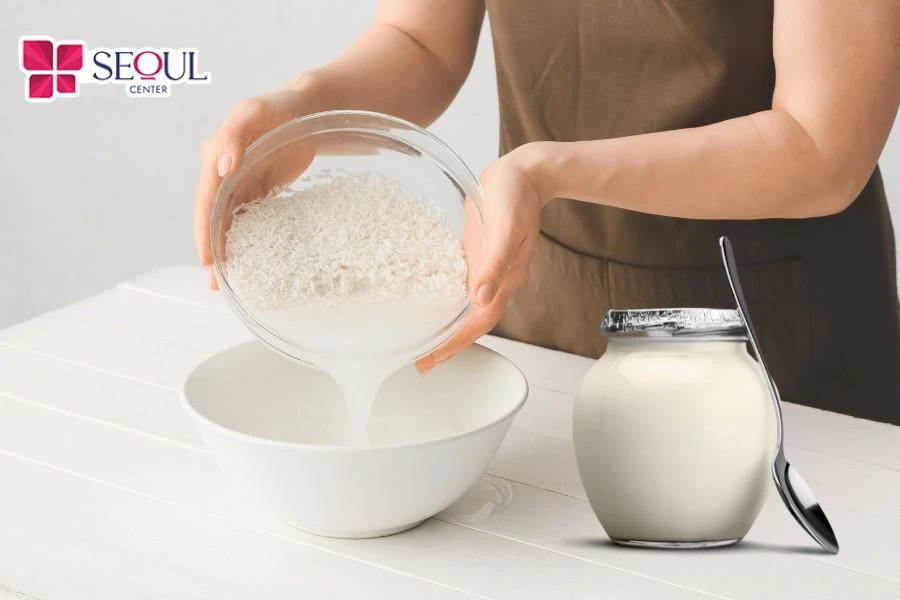 Sử dụng nước vo gạo không chỉ dưỡng trắng da vùng cổ gáy mà còn làm mềm mịn da