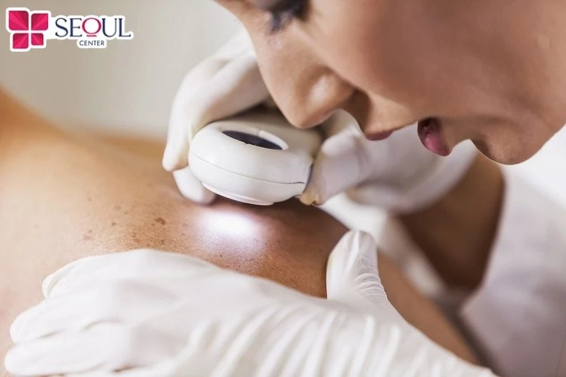 Thăm khám bác sĩ da liễu để được tư vấn phương pháp tắm trắng hiệu quả cho làn da bẩm sinh
