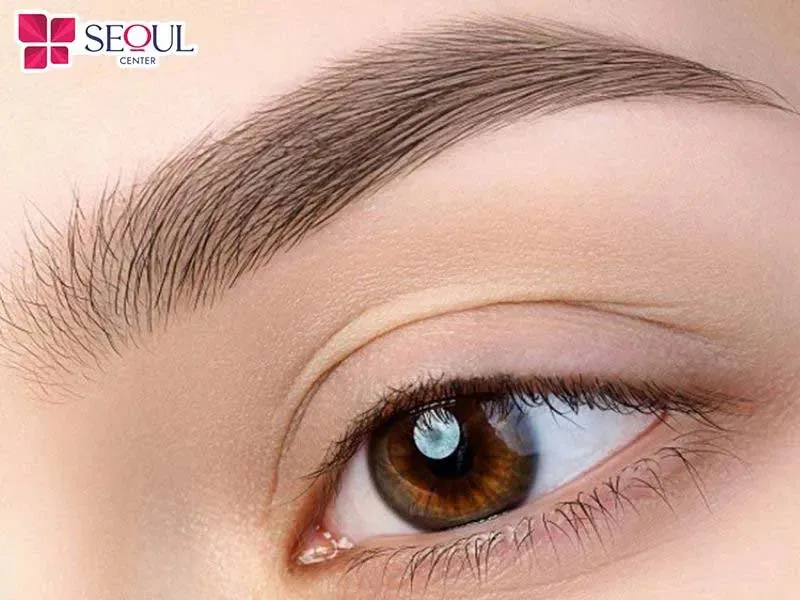 Điêu khắc chân mày màu nâu khói cực đẹp, giúp gương mặt trẻ trung, tự nhiên và có chiều sâu hơn