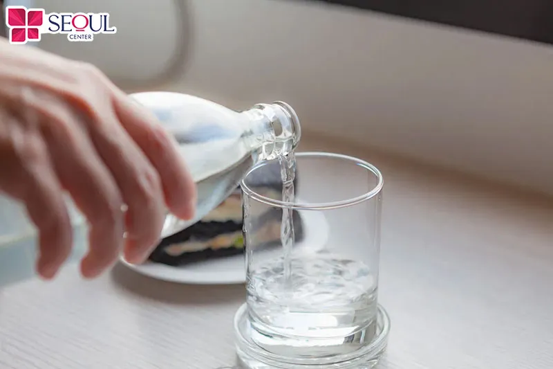 Bổ sung đủ nước mỗi ngày để duy trì vẻ đẹp của đôi môi