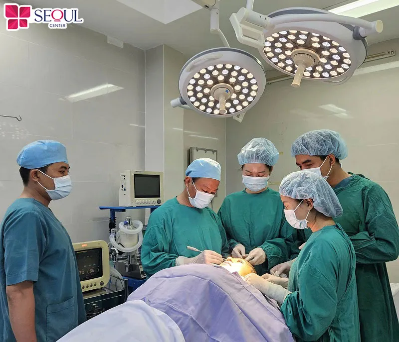 Bác sĩ tiến hành căng da mặt cho khách hàng