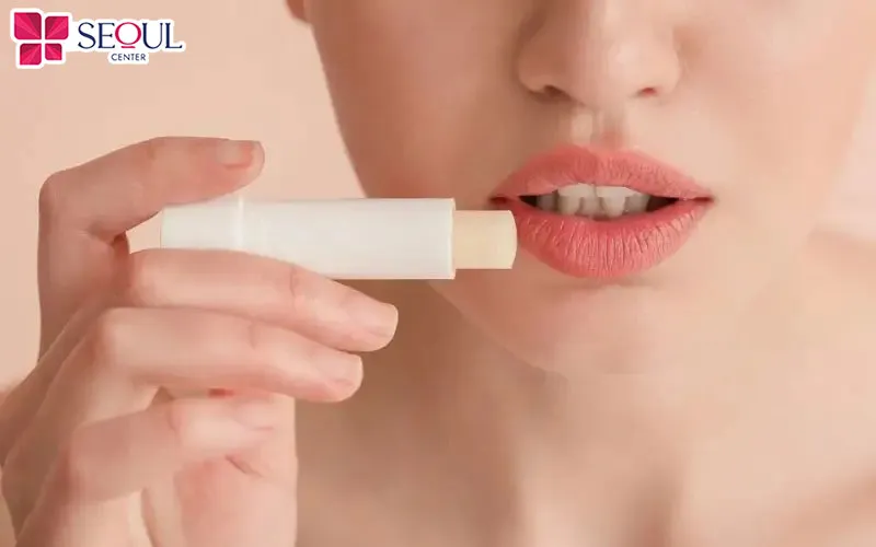 Sau khi phun môi, các chị em phụ nữ nên bôi son dưỡng không màu để dưỡng ẩm cho môi, tránh tình trạng môi khô nứt nẻ