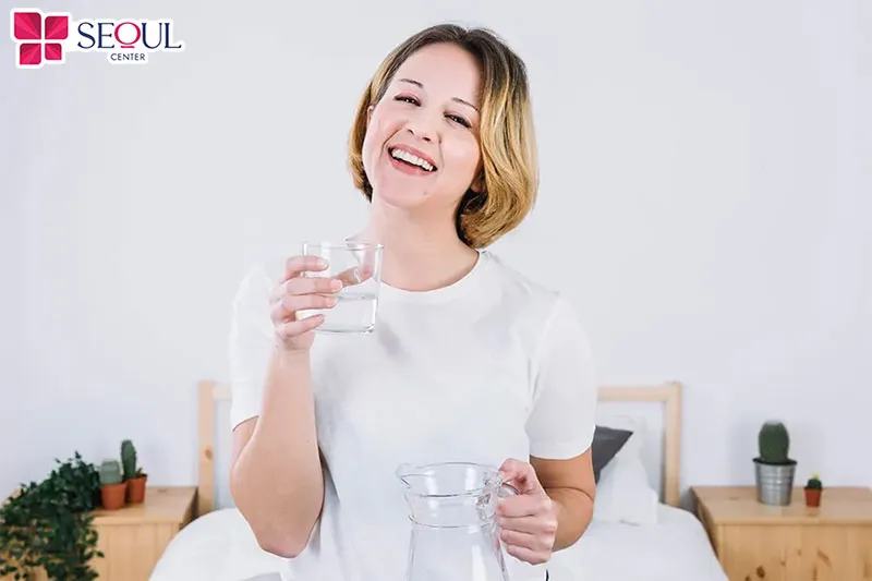 Cần bổ sung đủ lượng nước để cung cấp đủ độ ẩm cho đôi môi sau phun