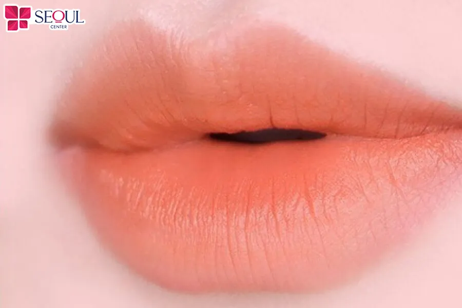 Môi màu cam sữa giúp nàng sở hữu đôi môi ngọt ngào, trong trẻo, trẻ trung, phù hợp với mọi lứa tuổi, kể cả những ai ở tuổi 30