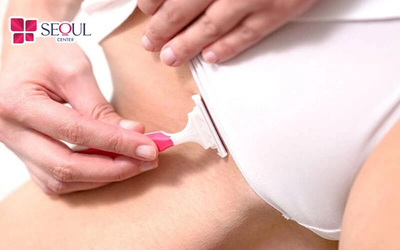 Cạo lông, sử dụng sản phẩm vệ sinh phụ nữ không an toàn cũng là những yếu tố khiến lông vùng kín xoăn cứng