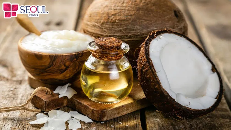 Massage môi với dầu dừa 5 phút để tẩy tế bào chết và cấp ẩm