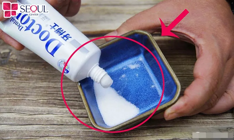 Kem đánh răng và muối cũng có thể giúp tẩy tế bào chết dịu nhẹ