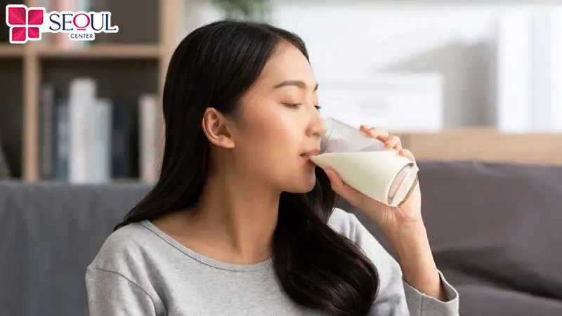 Sữa tươi có chứa giàu dinh dưỡng có thể giúp giảm viêm, tăng hệ miễn dịch, thúc đẩy môi hồi phục, giữ ẩm