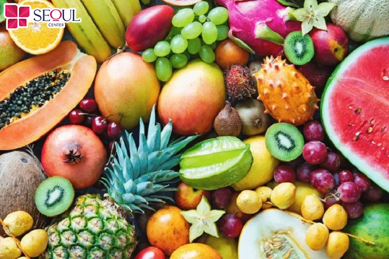 Các loại trái cây giàu vitamin như dứa, cà rốt, cà chua, cam để môi tăng sức đề kháng, nhanh lành, lên màu đẹp