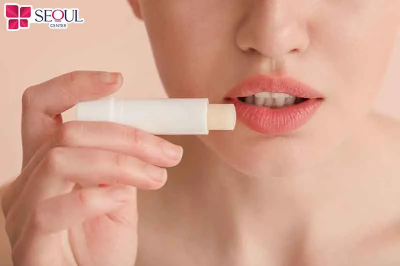 Dưỡng môi giúp môi ẩm mịn, tránh khô nứt lên màu không chuẩn sau bong