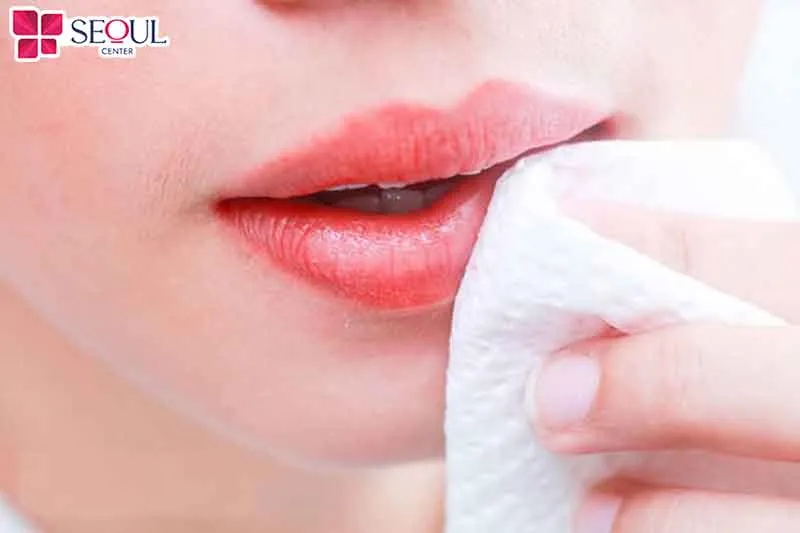 Vệ sinh môi nhẹ nhàng bằng nước muối sinh lý sau xăm môi sẽ giúp môi tránh tình trạng sưng viêm sau xăm