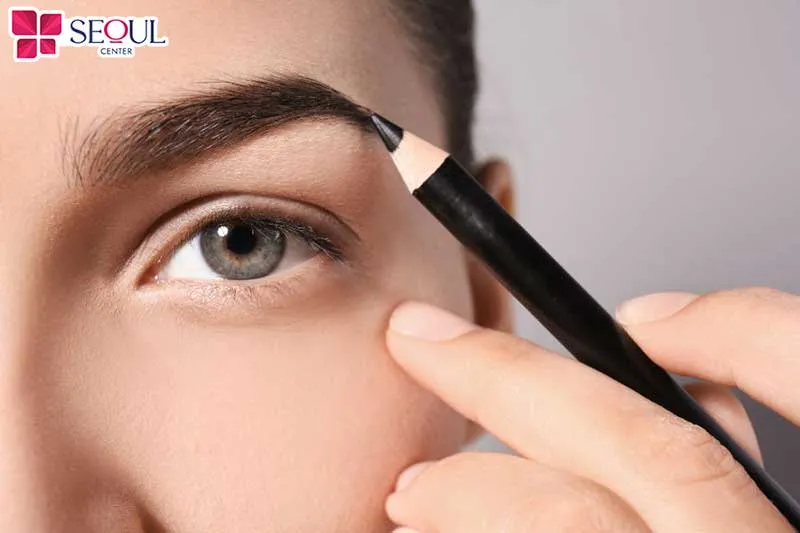 Kẻ chân mày bằng bút chì giúp bạn định hình lại được dáng mày