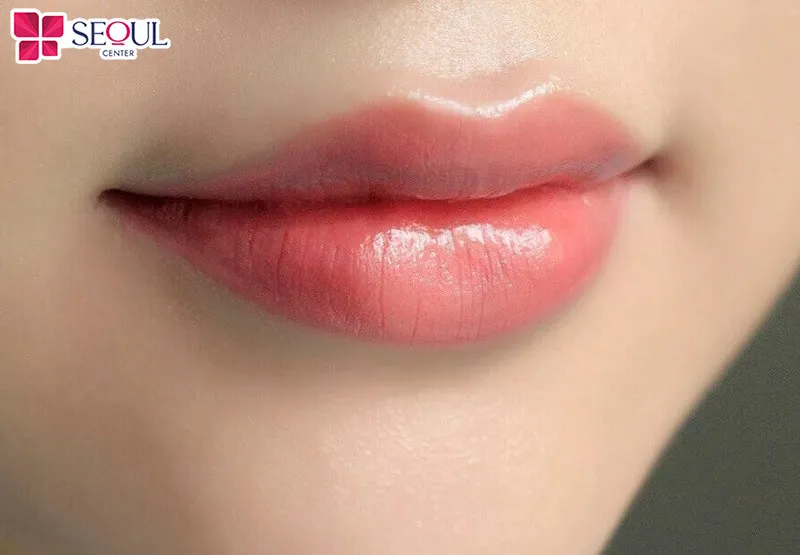 Màu hồng cam là sự pha trộn giữa dịu dàng và trẻ trung, giúp nâng tone da ngăm hiệu quả