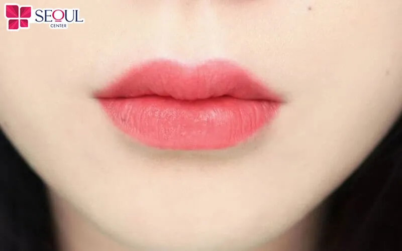 Màu hồng san hô được nhiều chị em yêu thích vì giúp làn da rạng rỡ hơn