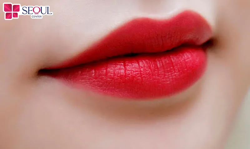 Môi màu đỏ cherry phù hợp với các nàng da bánh mật và tăng sự gợi cảm