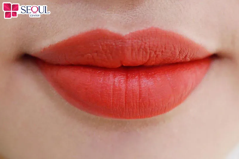 Đôi môi đỏ cam mang lại sự tinh tế, cá tính