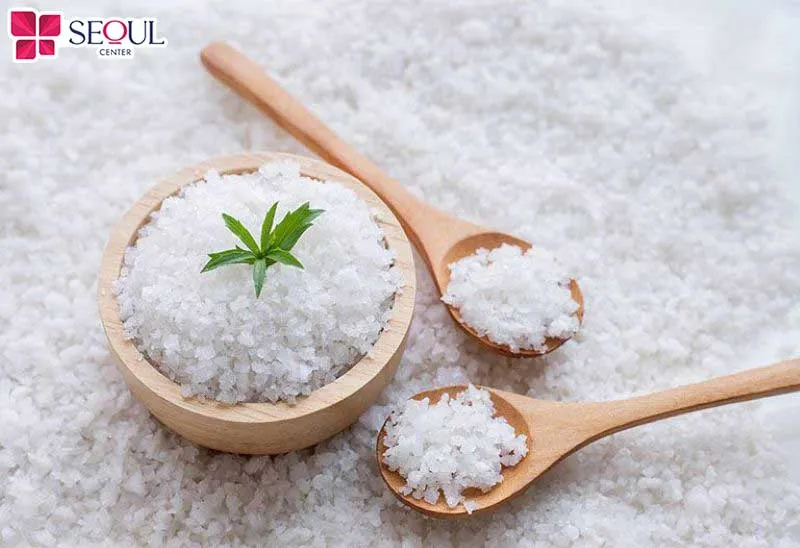Thoa hỗn hợp muối lên vùng chân mày và massage nhẹ nhàng để phá vỡ liên kết mực ở tầng biểu bì