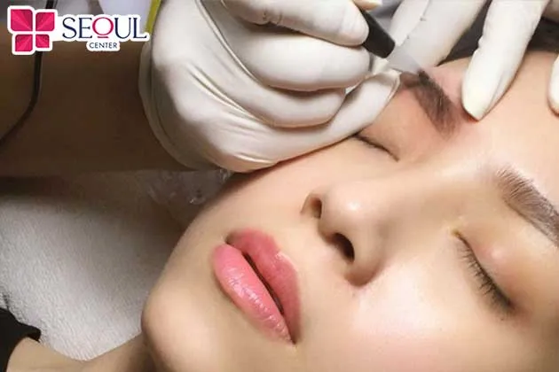 Kỹ thuật phun màu chồng lên da vùng chân mày đã phun xăm trước đó, giúp che phủ màu mực cũ và cải thiện tính thẩm mỹ cho dáng mày