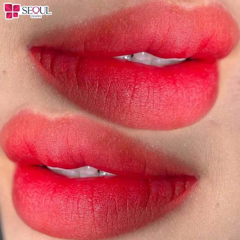 Phun môi màu đỏ tươi giúp mang lại đôi môi tươi tắn, rạng rỡ
