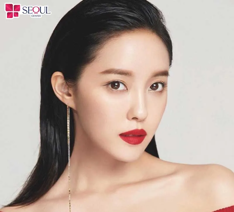 Phun môi màu đỏ tươi sẽ giúp nàng duy trì đôi môi tươi tắn, rạng rỡ mọi lúc mọi nơi dù không makeup hay tô son