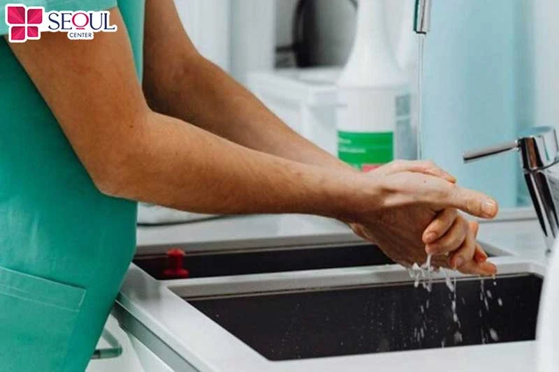 Trước khi phẫu thuật bác sĩ sẽ phải rửa tay ngoại khoa đúng quy trình