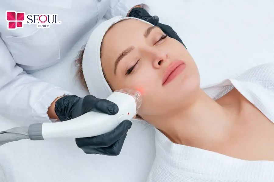 Chuyên viên tiến hành triệt lông bằng công nghệ hiện đại giúp loại bỏ tận gốc nang lông