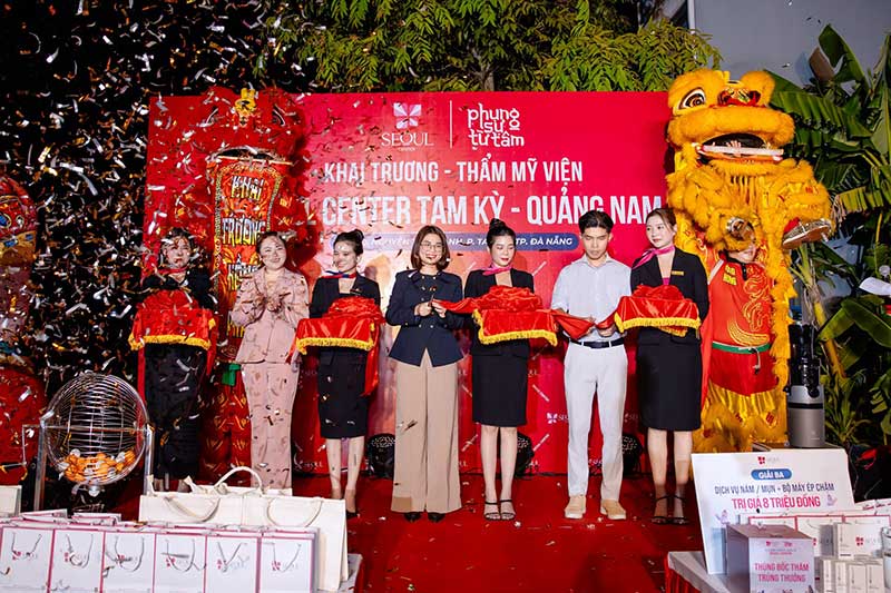Chị Bùi Thị Thúy Hằng - Phó Tổng Giám Đốc Thẩm mỹ viện Seoul Center cắt băng rôn chính thức khai trương chi nhánh Seoul Center Tam Kỳ - Quảng Nam