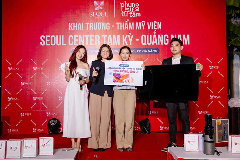 Chị khách may mắn trúng giải nhất với phần thưởng bao gồm dịch vụ HA cân chỉnh toàn diện cùng 1 chiếc Smart TV 43 inch trị giá 28 triệu đồng