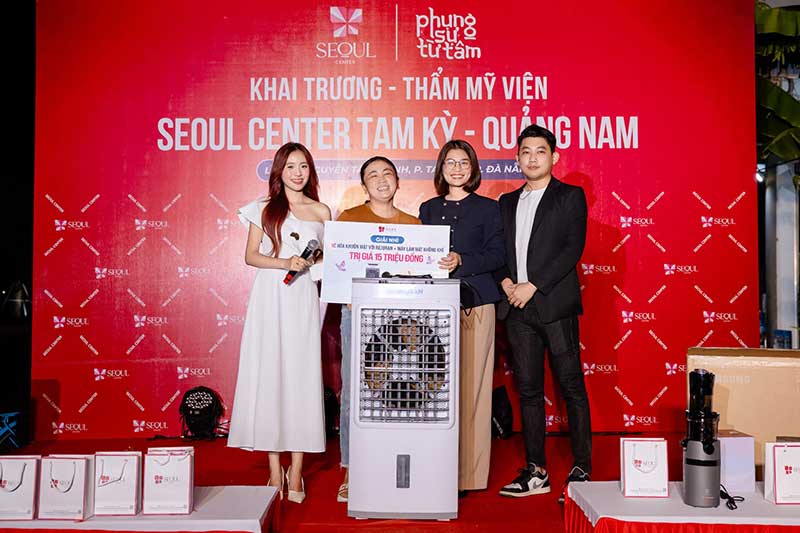 Khách hàng nữ vui mừng khi trúng Giải Nhì ở vòng Bốc Thăm Trúng Thưởng, chị đã may mắn nhận được quà tặng là gói trẻ hóa khuôn mặt Rejuran cùng một máy lọc không khí trị giá 15 triệu