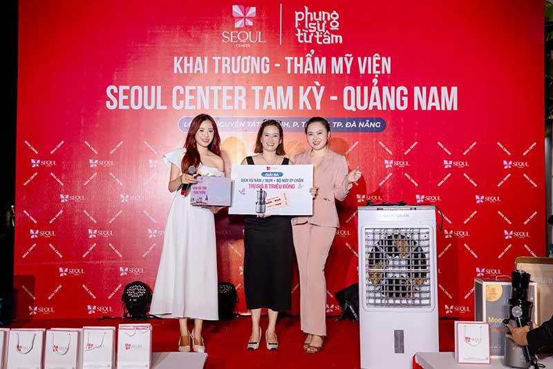 Khách hàng may mắn trúng Giải Ba là gói trị nám/mụn cùng bộ máy ép chậm khi tham gia Bốc Thăm Trúng Thưởng