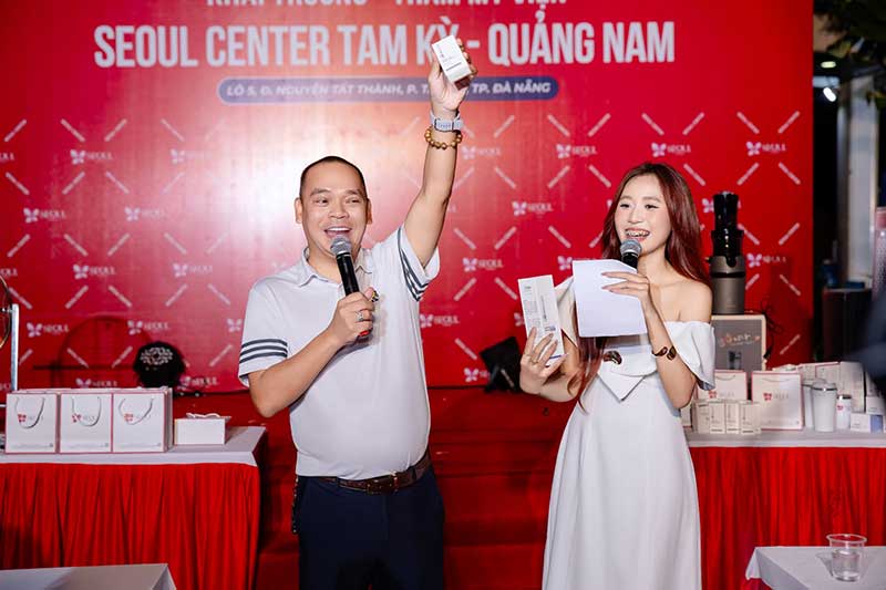 Chủ tịch Thẩm mỹ viện Seoul Center tặng “nóng” nhiều phần quà trị giá lớn cho khách hàng tham dự sự kiện