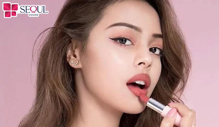 Môi sau khi phun cần được chăm sóc đúng cách, nếu tô son, vệ sinh môi không cẩn thận, sờ chạm tay lên môi rất dễ gây nhiễm trùng, gây đau