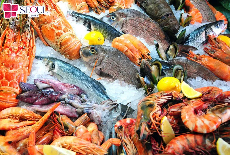 Hải sản là thực phẩm cần kiêng sau khi thực hiện phun môi
