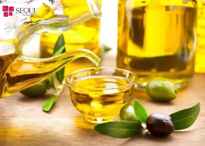 Dầu oliu có khả năng nuôi dưỡng lông mày chắc khỏe, hỗ trợ sợi lông mọc dày hơn và trở nên mềm mượt, bóng khỏe theo thời gian.