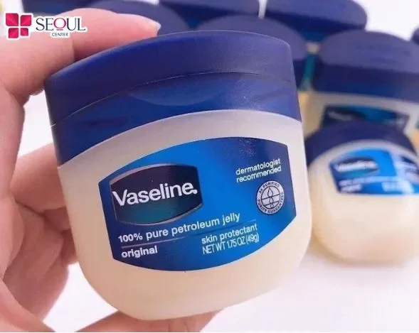 Vaseline duy trì độ ẩm cho vùng chân mày, góp phần nuôi dưỡng sợi lông chắc khỏe và hạn chế tình trạng khô gãy.