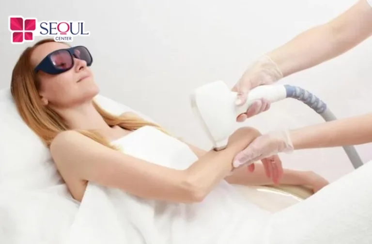 Bác sĩ tiến hành triệt lông tay cho khách hàng bằng công nghệ DPL