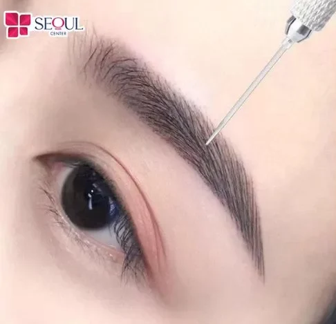 Kỹ thuật điêu khắc này giúp kiến tạo những sợi lông mày siêu thực đan xen sợi mày thật.
