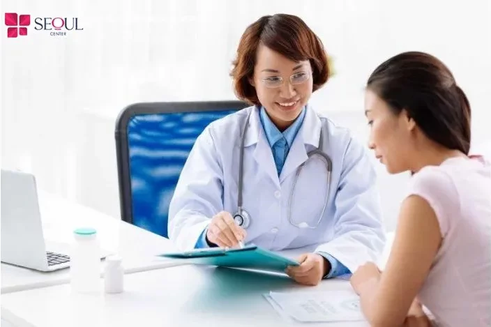 Khách hàng sẽ được chuyên viên thăm khám tình trạng chân mày, sau đó tư vấn dáng mày và màu mực phù hợp với khuôn mặt trước khi thực hiện.