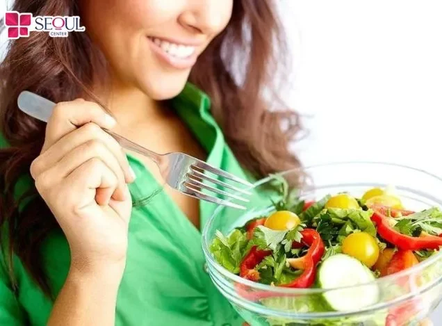 Uống đủ nước và bổ sung thực phẩm giàu vitamin A, C giúp da phục hồi nhanh, đồng thời hỗ trợ màu chân mày lên đều và tự nhiên hơn.