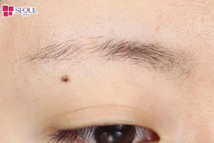 Dáng lông mày đứt đoạn thường được cho là phản ánh người dễ gặp biến động trong cuộc sống, tài chính và hôn nhân.