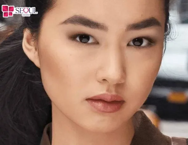 Lông mày hình tam giác với phần đỉnh nhô cao thường tạo ấn tượng sắc sảo, cá tính nhưng có thể khiến gương mặt trông khó gần.