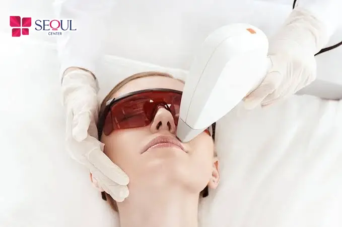 Luôn đeo kính bảo vệ để đảm bảo an toàn cho đôi mắt trong suốt quá trình triệt lông.