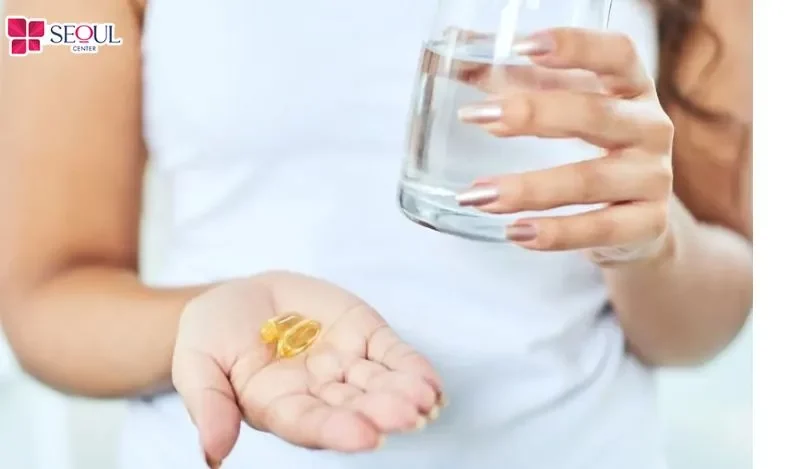 Thao tác thoa đều và massage nhẹ nhàng vitamin E trên chân mày giúp dưỡng chất thẩm thấu tối đa vào biểu mô