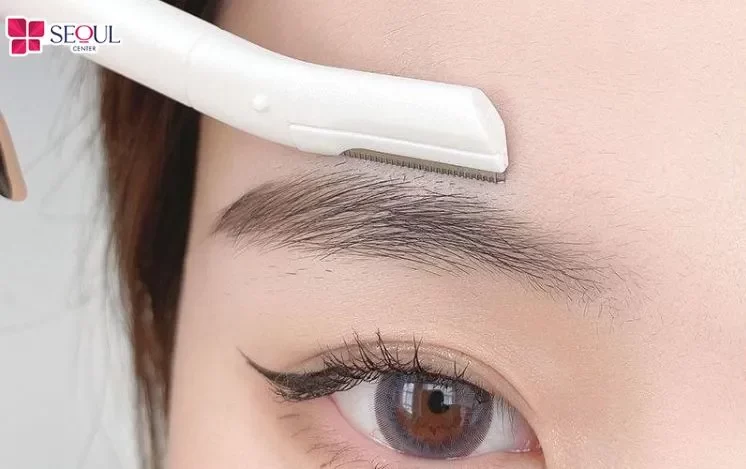 Thao tác cạo tỉa đúng kỹ thuật tại nhà giúp hạ đỉnh cong cao và định hình phom chân mày ngang gọn gàng, sắc nét