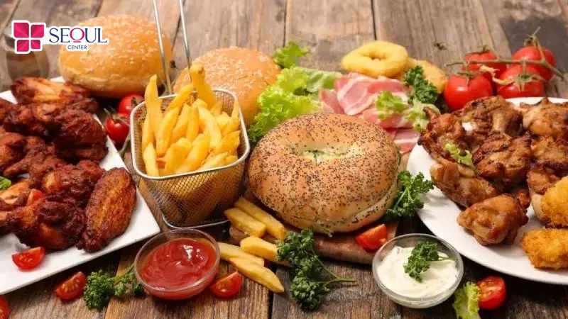 Nên tránh ăn những thực phẩm nhiều dầu mỡ, thức ăn nhanh để cân bằng nội tiết, ngăn lông tay phát triển mạnh