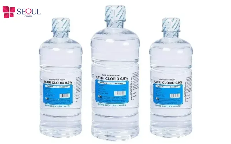 Nước muối sinh lý là dung dịch đẳng trương chứa 0.9% natri clorua an toàn và lành tính