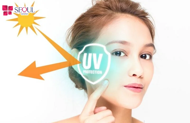 Luôn thoa kem chống nắng bảo vệ da cẩn thận để tránh tác hại từ tia cực tím khi dùng nước muối sinh lý