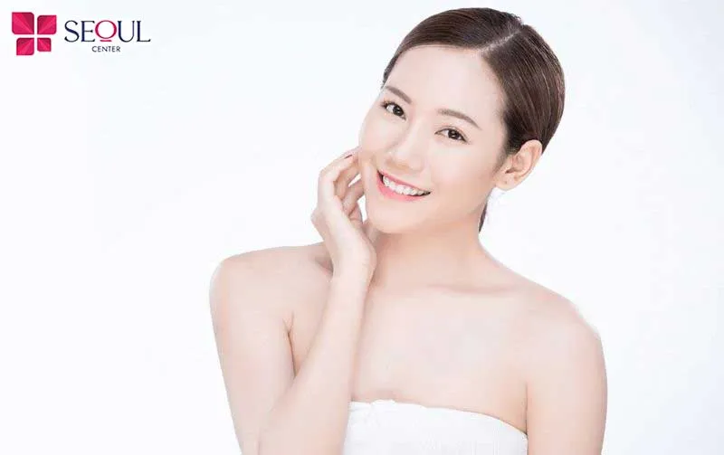 Lông mày ngang cong nhẹ ở đuôi giúp khuôn mặt tròn trông cân đối, thanh thoát và tạo điểm nhấn tự nhiên cho đường nét gương mặt
