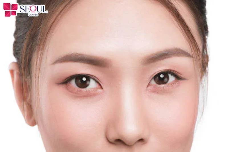 Lông mày góc cạnh với đỉnh cao, đường nét rõ giúp khuôn mặt tròn trông thon gọn, sắc nét và cân đối hơn