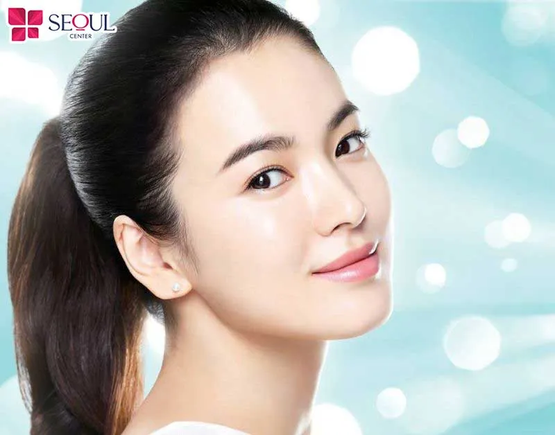 Lông mày góc cạnh mềm với đỉnh cong nhẹ giúp khuôn mặt tròn trông gọn gàng, thanh thoát và vẫn giữ nét tự nhiên